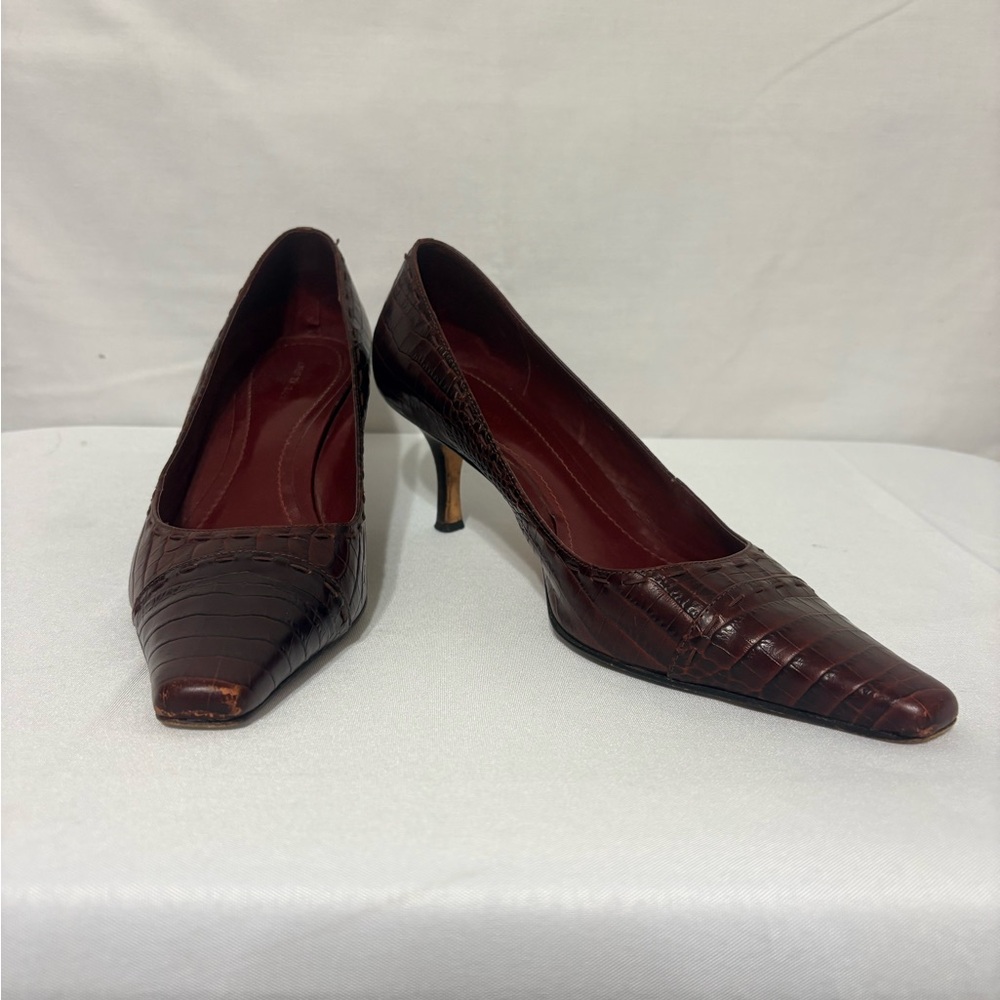 vintage-style brown alligator print pumps